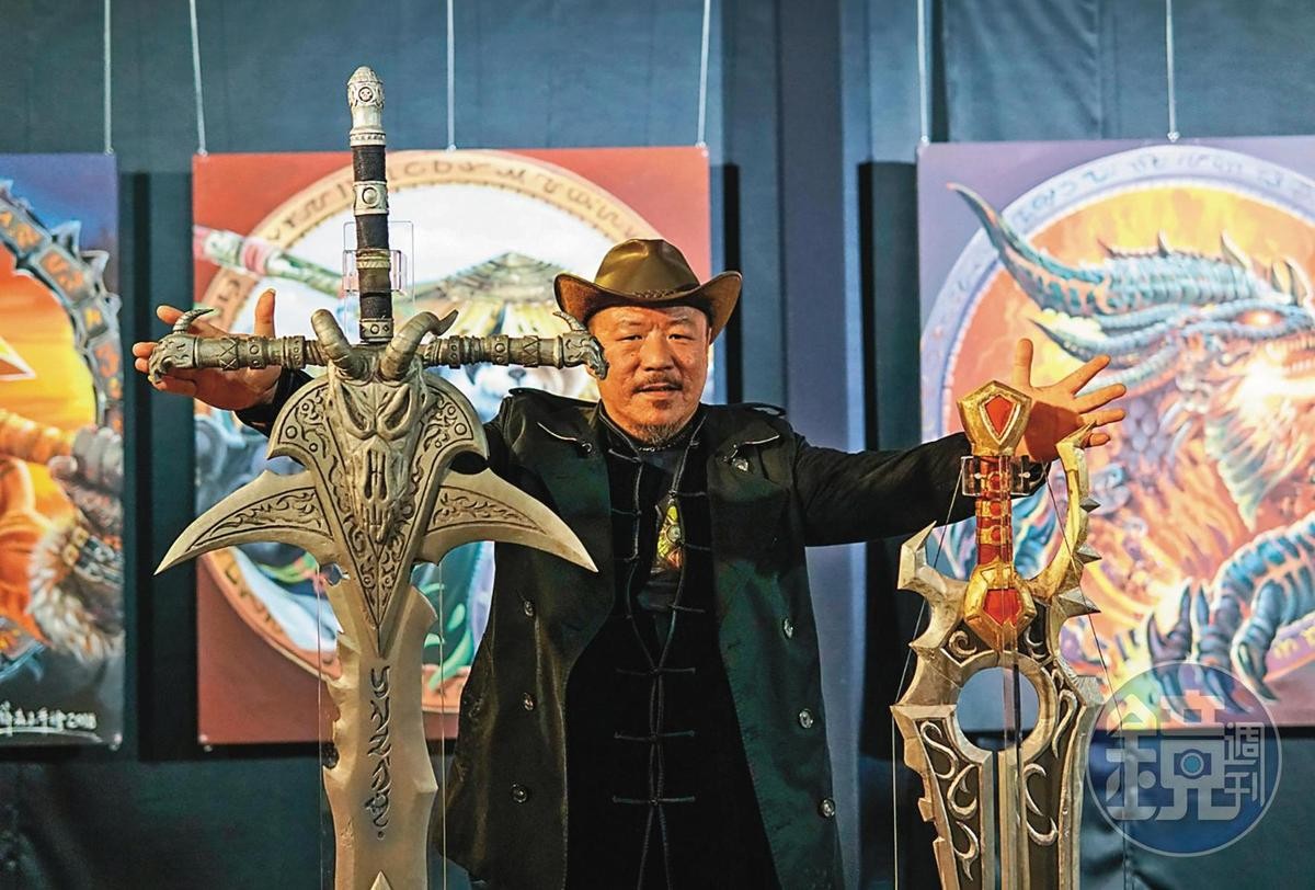 2019年《魔獸世界》推出15週年，動視暴雪邀多位台灣藝術家創作《魔獸》藝術品，木雕創作者林昭辰以木雕重現多款兵器。（周文凱攝）