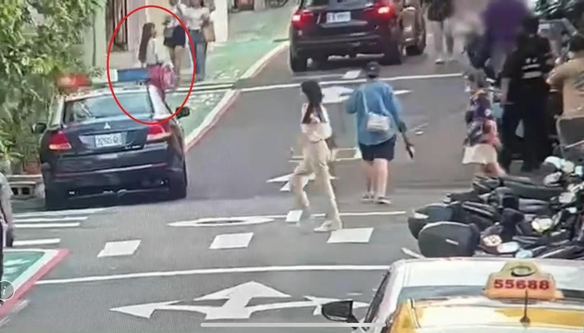 警方巡邏時得知林襄（紅圈）在逛街時被狗仔偷拍，附近還有隨行粉絲。（翻攝畫面）