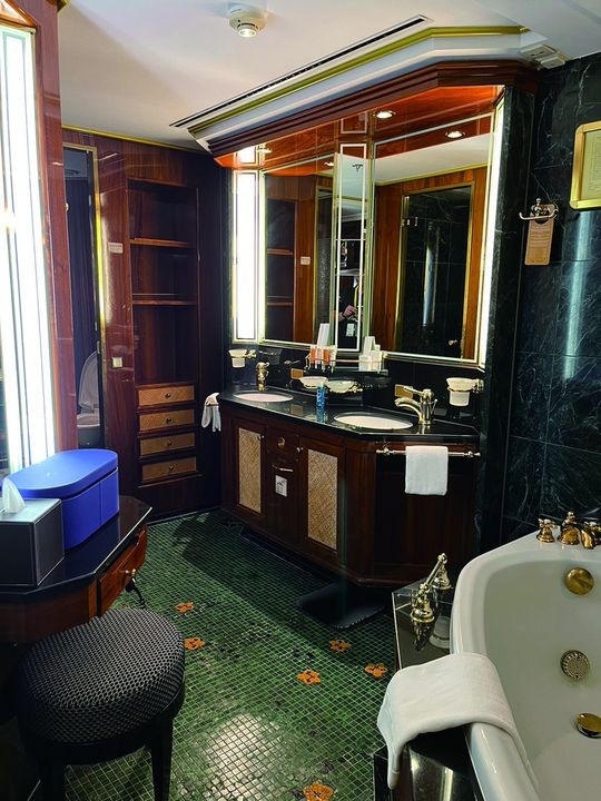 ▲浴室更是充滿了奢華，以大理石和黃金裝飾，讓每次淋浴都彷彿置身頂級水療中心。　圖：名勝世界郵輪／提供