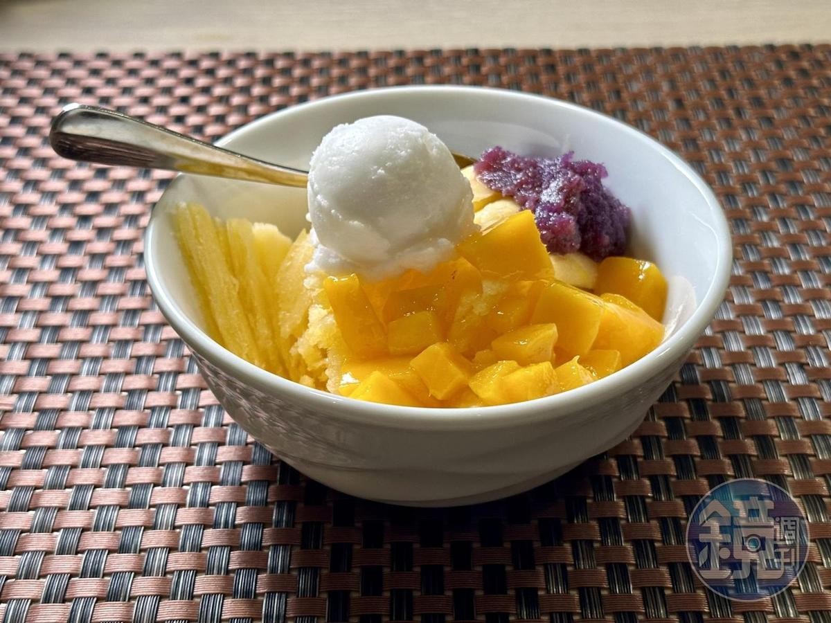 現剉雪花冰是芒果基底，會放一球椰子冰淇淋，不加紫薯泥，會更清爽不膩。