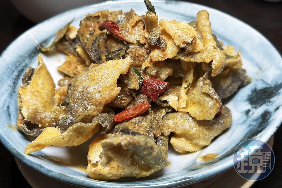 在名勝世界壹號的藍湖餐廳可以付費品嘗到十分道地的香港小吃，像是炸魚皮。   
