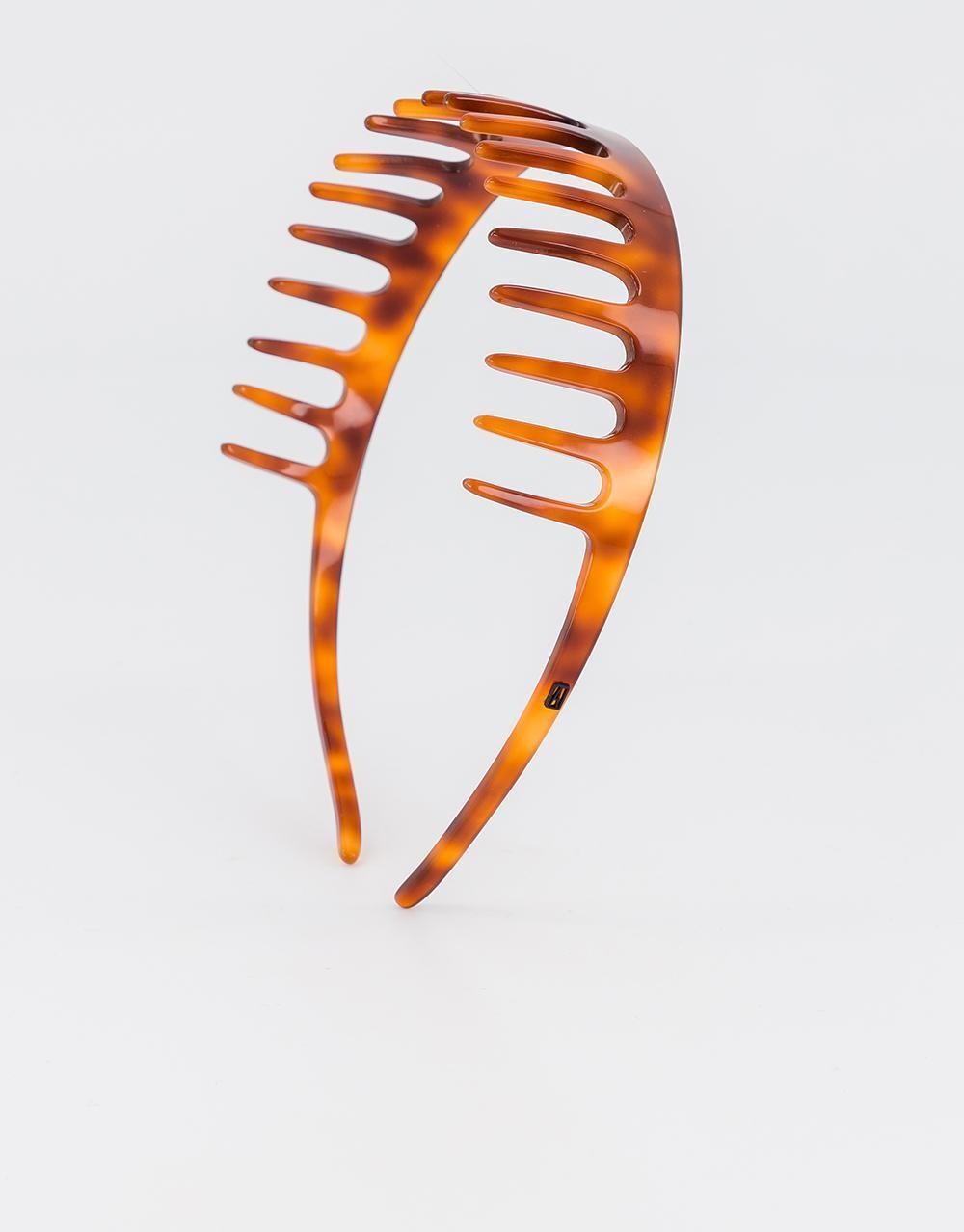 簡約杉木紅齒梳髮箍 (19齒)。 NT$5,000（台灣八木通商提供）