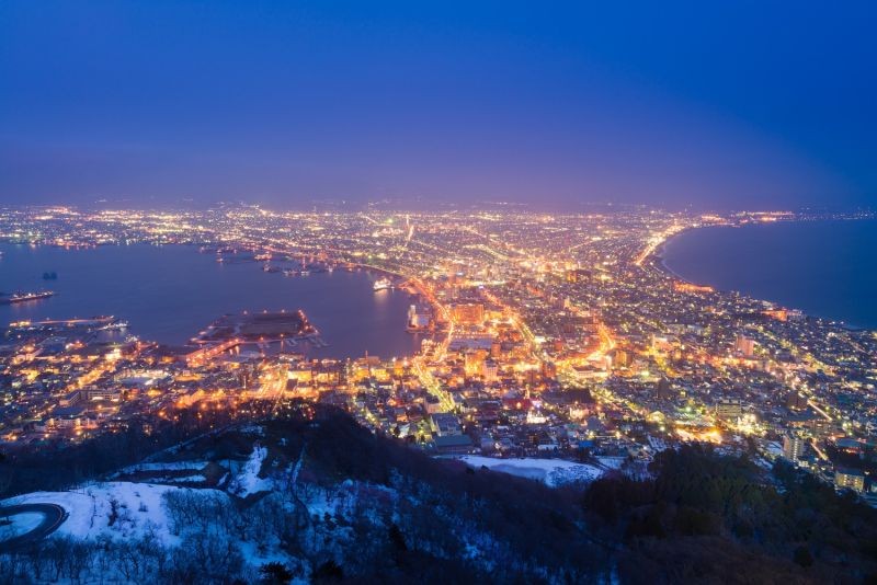 ▲世界三大夜景之一「日本函館夜景」，搭配雪景十分浪漫。（圖／雄獅旅遊提供）