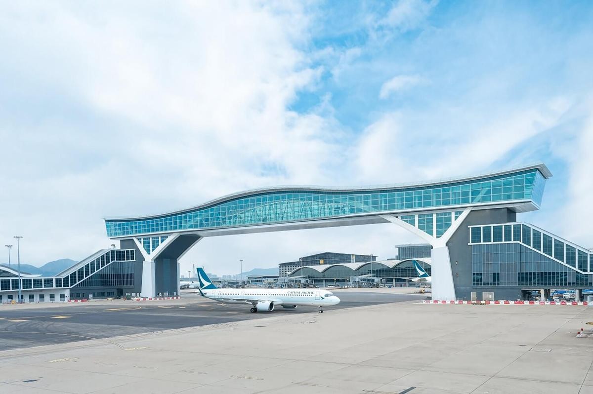 全球最長機場禁區行人天橋「天際走廊」，讓機場美景盡收眼底。（香港國際機場提供） 