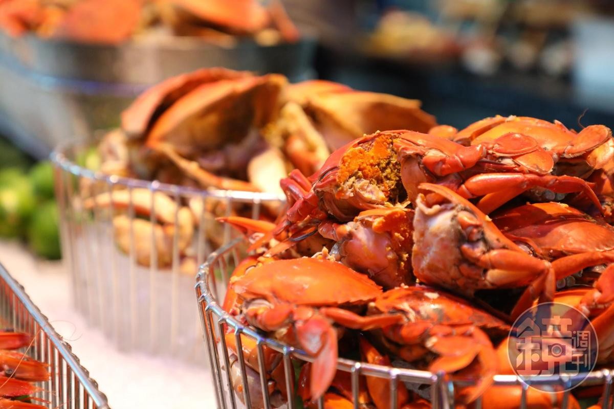 光是螃蟹就有多種選項，肥美紅蟳、加拿大黃金蟹、日本松葉蟹應有盡有。