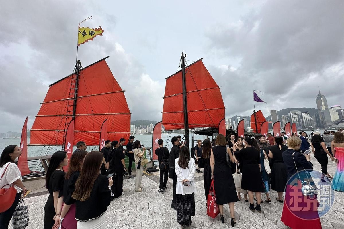 為展現香港風情，主辦單位特別邀請與會者搭乘張保仔帆船前往頒獎典禮會場。