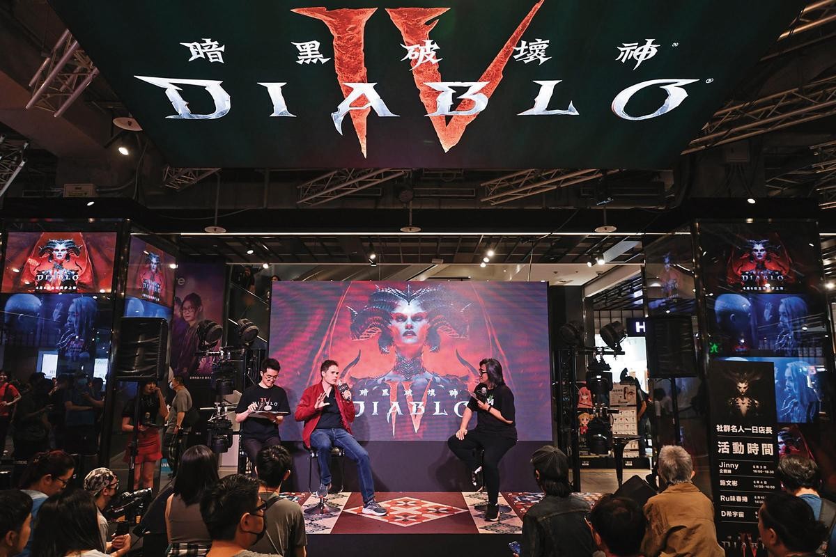 《暗黑破壞神IV》6月初在台舉辦上市活動，由歌手施文彬（右）擔任玩家社群代表提問，與遊戲總監Joe Shely（中）對談。（動視暴雪提供）