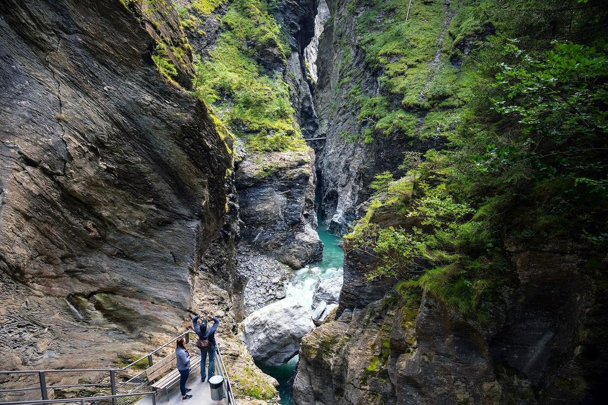 被冠上「格勞賓登州的深淵」或「罪惡的通道」稱號的維亞馬拉峽谷（Viamala Gorge），因此獨特原始自然景色，成為吸引旅客探索的自然祕境。（Heavens Portfolio提供）