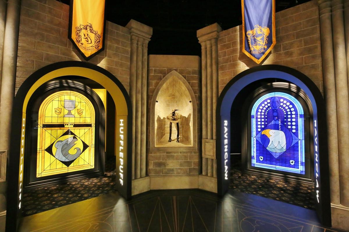 大廳四周擁有精美的彩色玻璃窗及各院院徽，成為拍照打卡的絕佳地點。（澳門倫敦人提供）