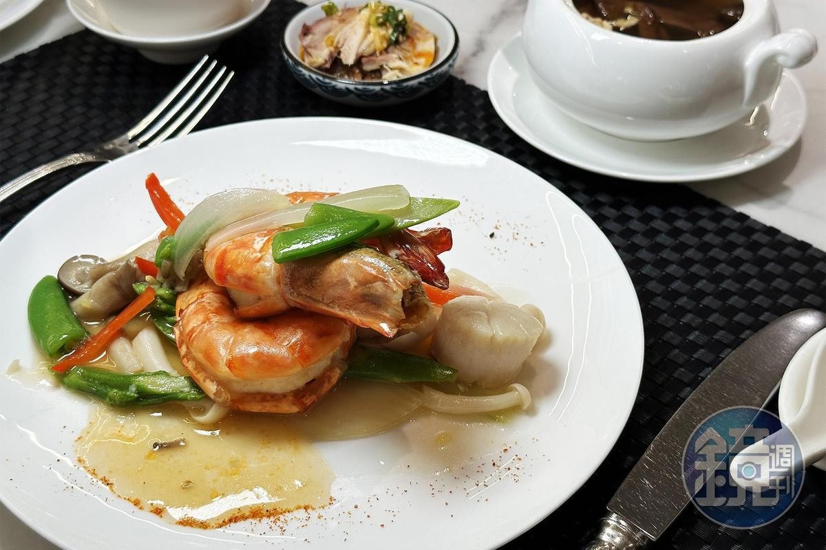 名勝世界壹號的付費餐點相當有水準，使用的海鮮食材吃得到新鮮口感。