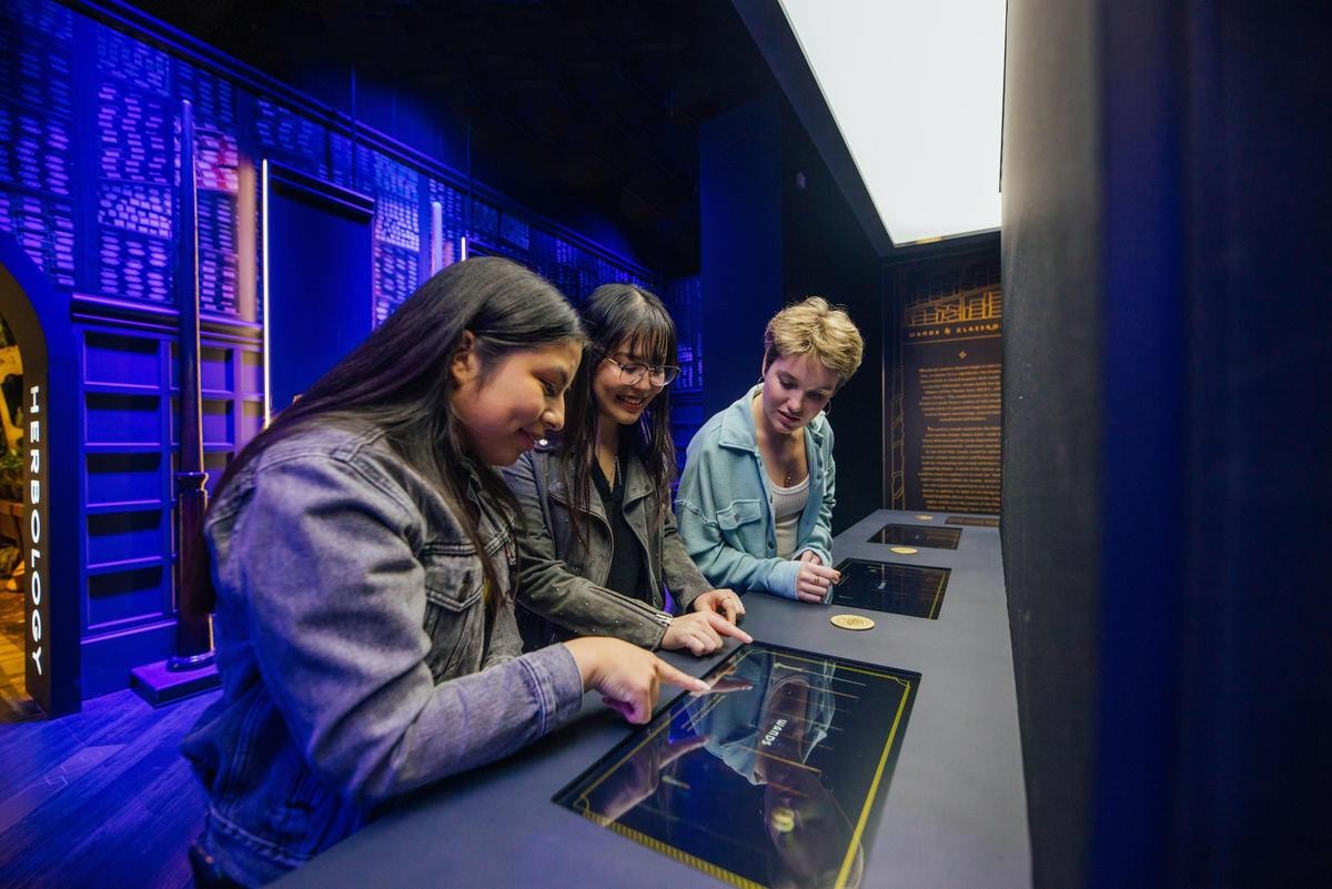 訪客透過觸控顯示屏與魔法課程和遊戲互動，有身歷其境般的感受。（澳門倫敦人提供）