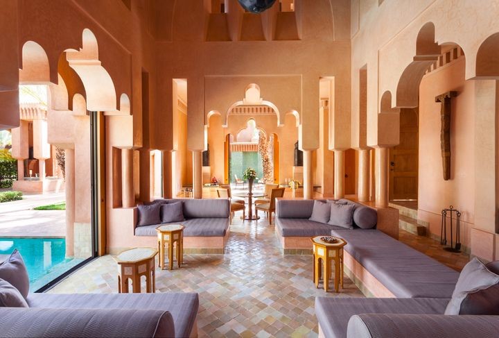 ▲薔薇色建築的「Amanjena Resort」飯店，有濃厚的摩洛哥異國情調。　圖：Booking.com／提供