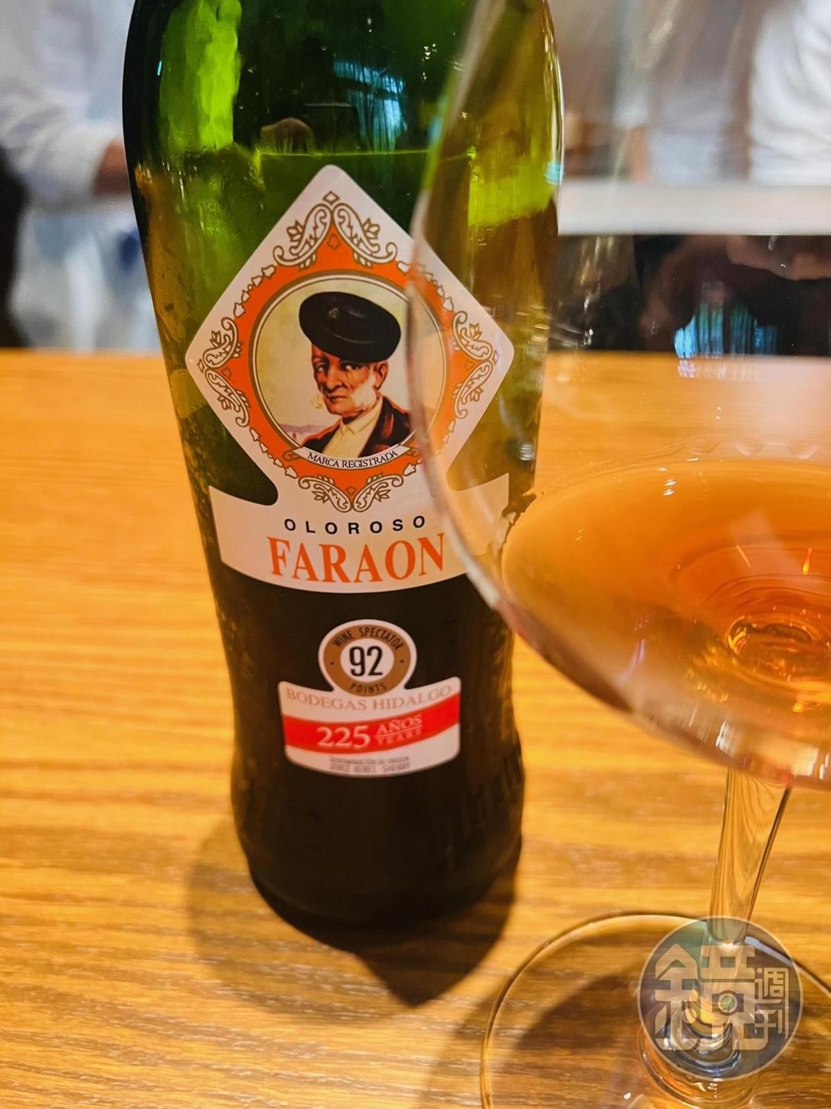 侍酒師搭配這支「西班牙法老王奧羅羅梭雪莉酒」，正好與「羊排、黑蒜、百合」的紹興沙巴雍呼應。