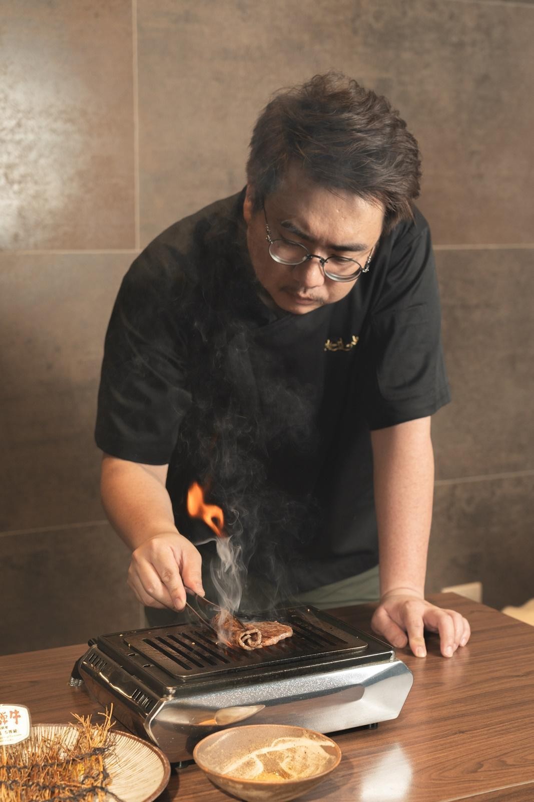 「俺達的肉屋」的Owner chef鍾佳憲（Sam），是近年備受矚目的新銳主 廚。（岐阜縣提供）