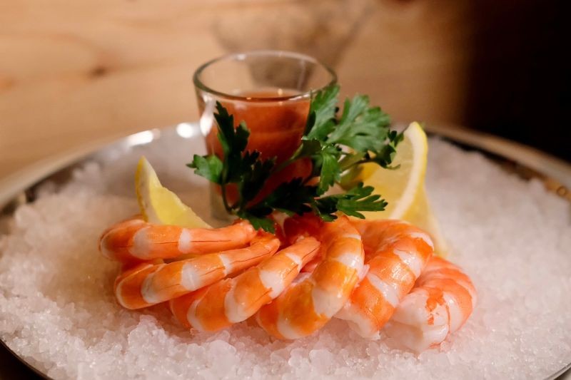 ▲「雞尾酒蝦」是許多老西餐廳常見的開胃菜，吃起來很有老派浪漫。（圖／記者葉盛耀攝）