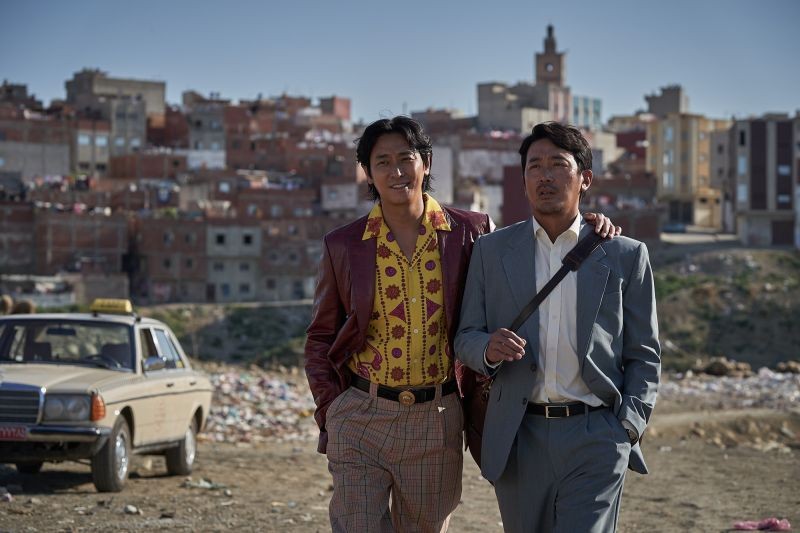 ▲河正宇（右）、朱智勛遠赴摩洛哥取景拍攝《贖命救援》。（圖／車庫娛樂）