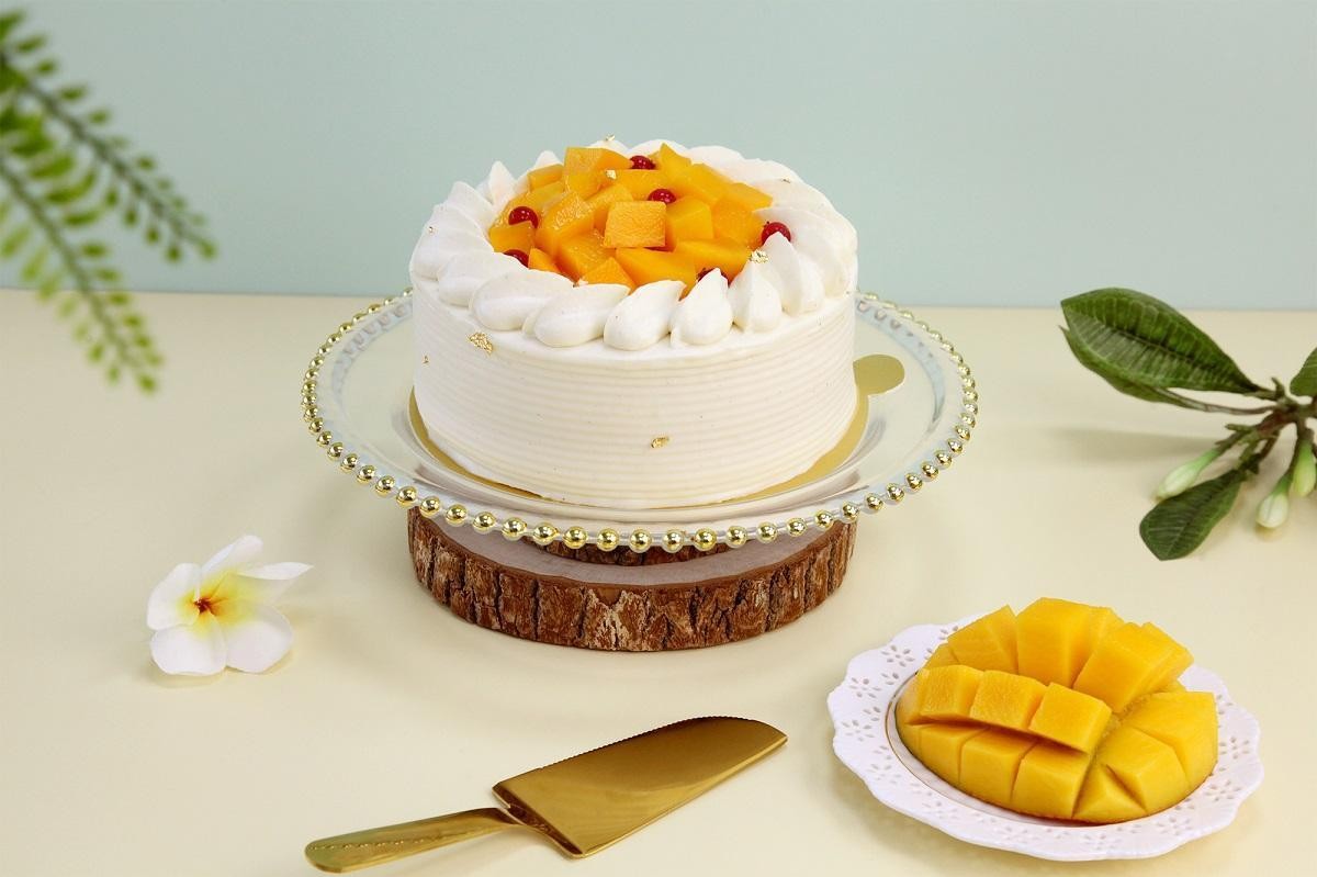 「水果香緹戚風蛋糕」上頭豪邁鋪上金黃芒果。（1,080元／份）