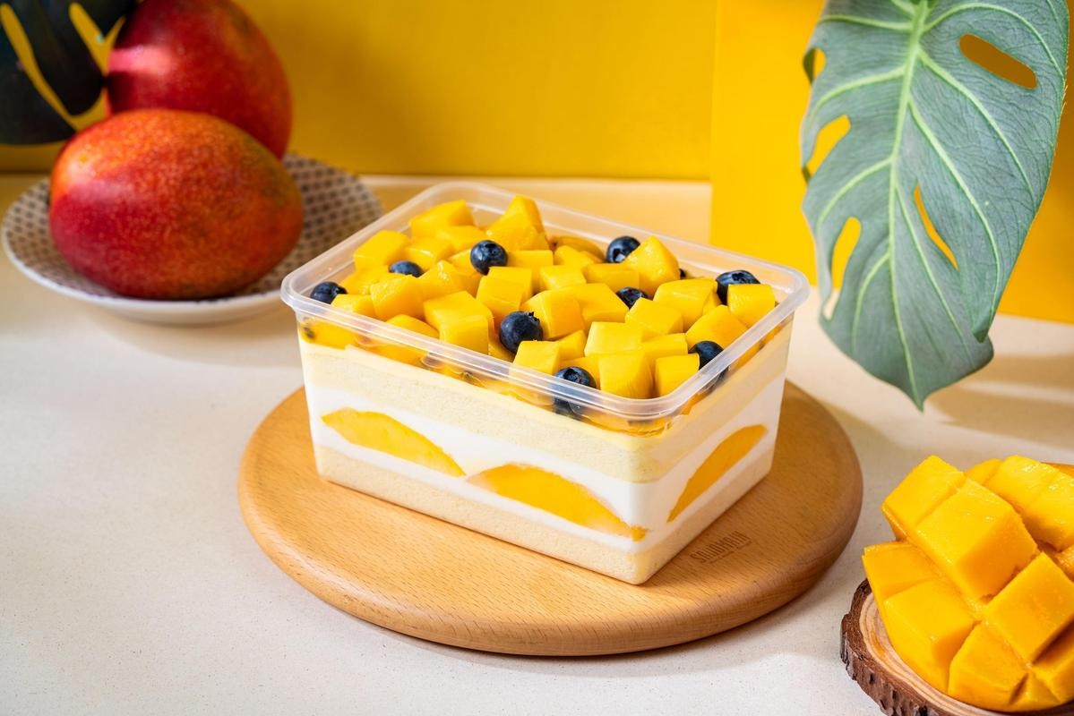 「鮮芒果奶油起司盒」抹入法式奶油起司加上大量芒果塊及百香果醬堆疊出夏日風味。（480元／盒）