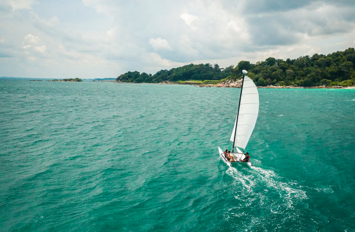 度假村提供多項水路設施讓住客體驗，包括獨木舟、浮潛、風帆、射箭等。（Club Med官網）