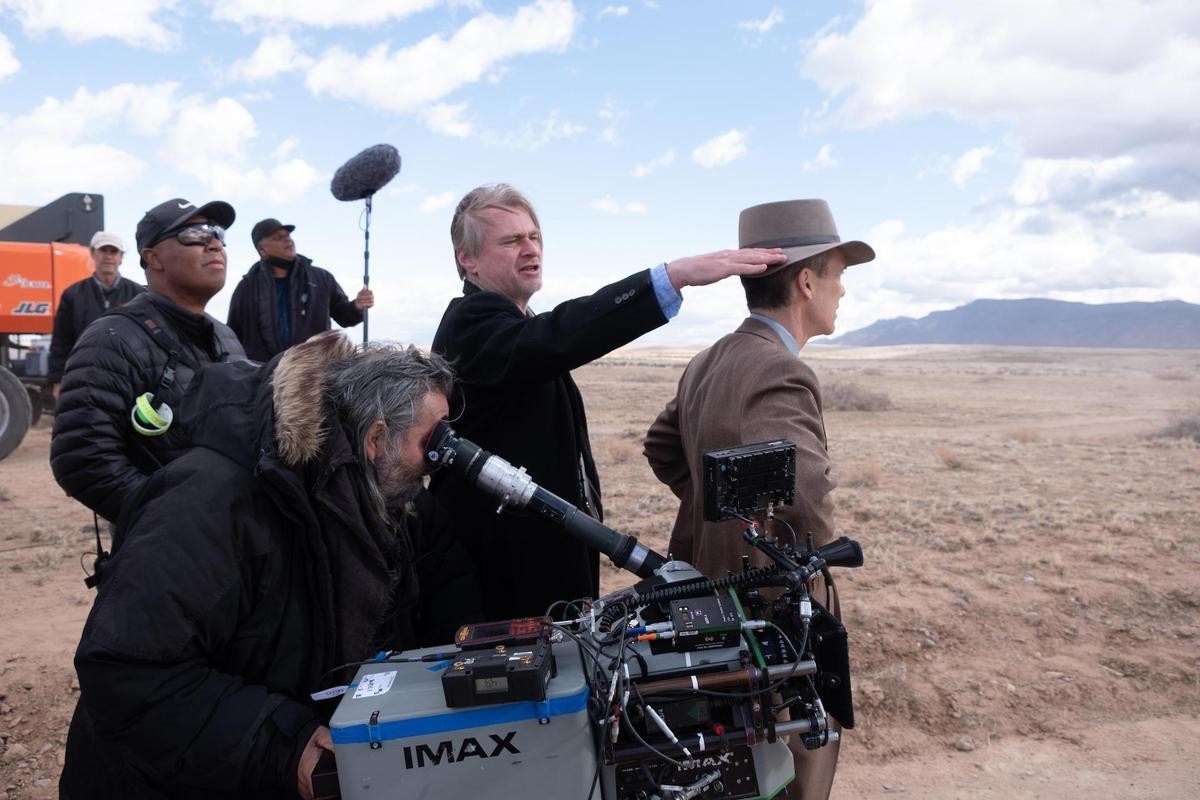 導演克里斯多夫諾蘭（右二）耗資一億美元拍攝史詩級電影《奧本海默》。（環球提供）