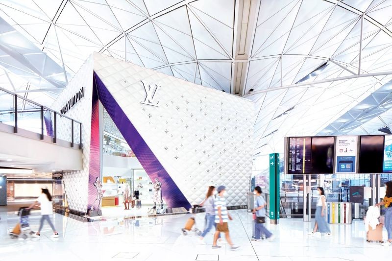 ▲香港國際機場內全面翻新的精品購物區，設有三家兩層高的旗艦店。（圖／香港國際機場提供）