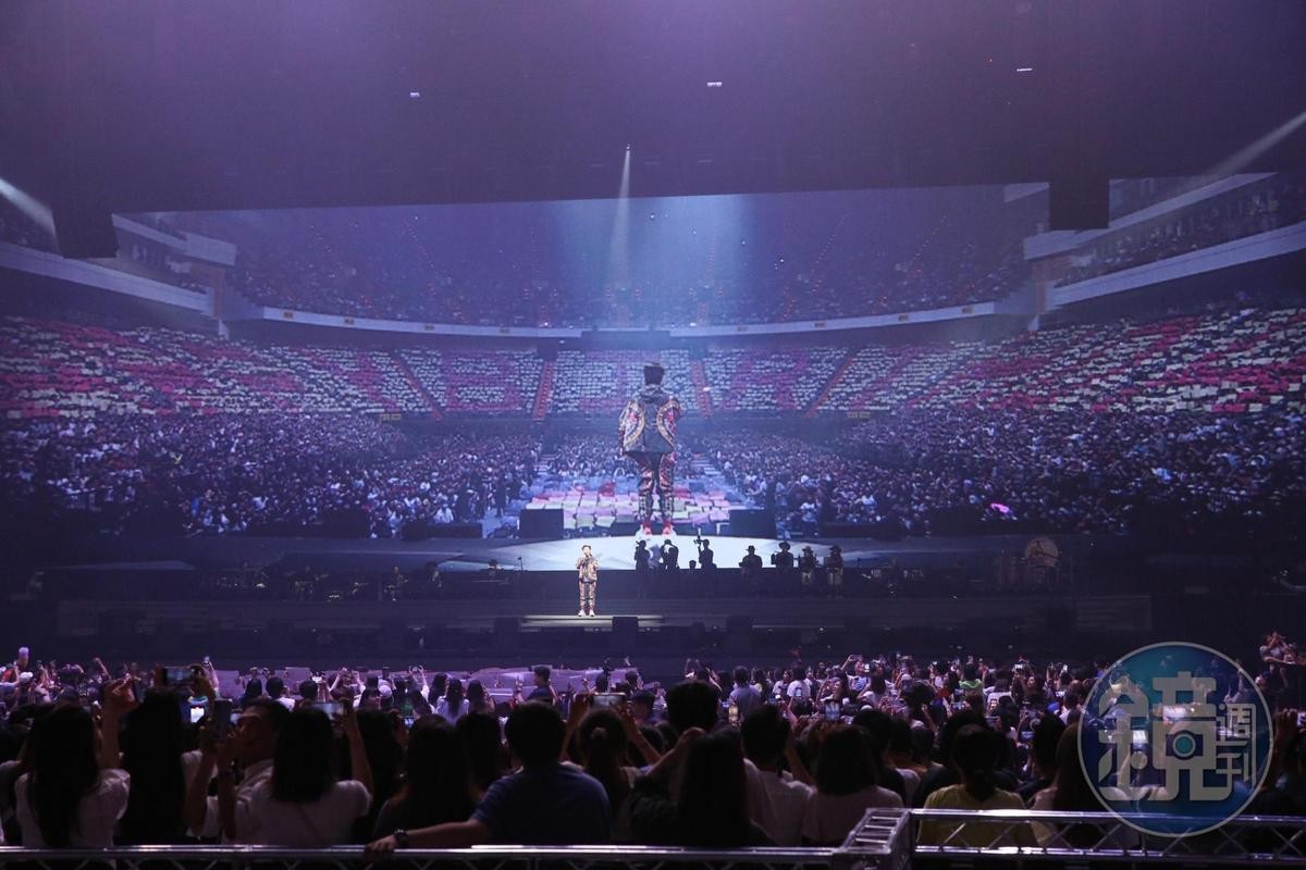 全場歌迷排出「HAPPY BIRTHDAY」為陳奕迅慶生。