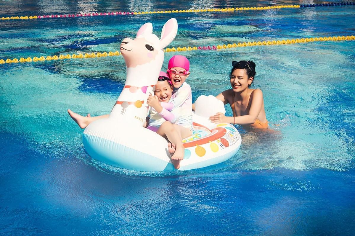 台北遠東香格里拉把飯店泳池變成大小朋友都喜愛的夏日海樂園。（台北遠東香格里拉提供）