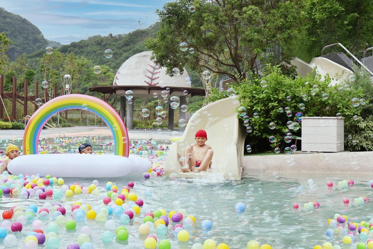 「台東紅葉谷綠能溫泉園區」於暑假每週末舉辦彩虹泡泡派對。（雲朗集團提供）