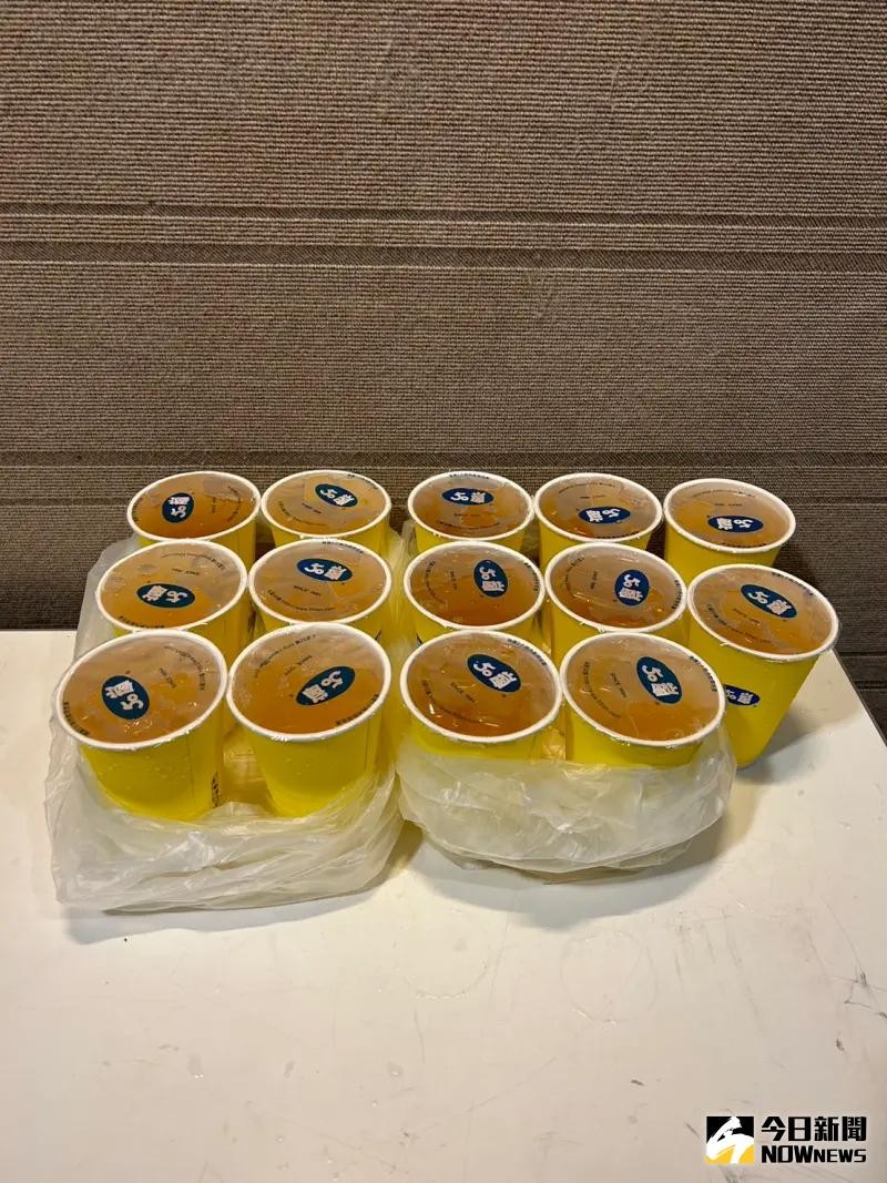▲黃旼炫經紀人準備飲料給台灣媒體。（圖／記者陳雅蘭攝）