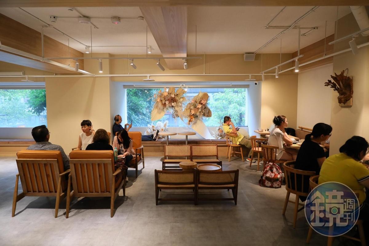 走韓系風格的勺日咖啡廳日好空間店，室內奶茶色溫暖空間，映襯著窗外復興南路的綠意。