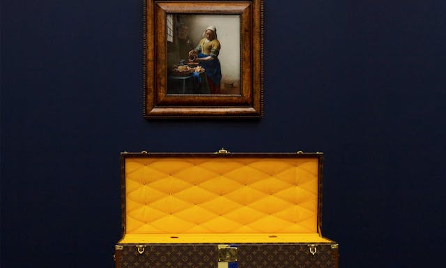 大師傑作的護身裝甲：Louis Vuitton為〈倒牛奶的女僕〉打造專屬旅行箱