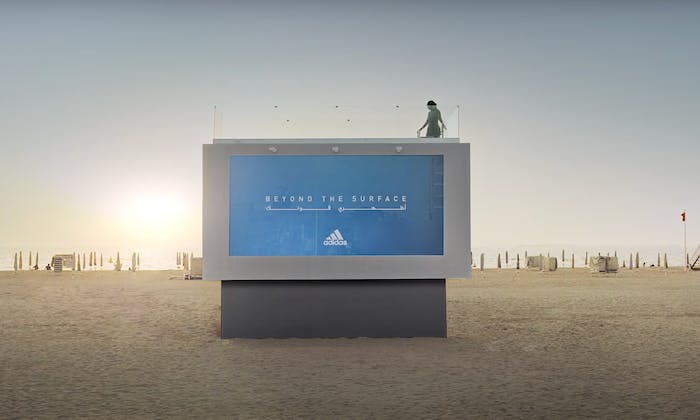 為了讓中東女性能夠自由戲水，adidas在杜拜海灘打造了可以游泳的巨型廣告箱