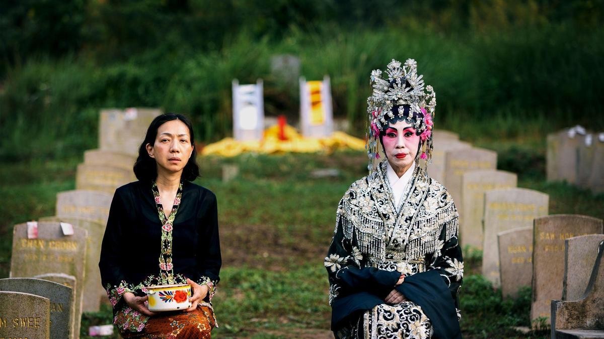金馬獎最佳新導演張吉安新作《五月雪》，邀來馬來西亞演技派女星蔡寶珠（右）與金鐘、金曲得主萬芳（左）主演，以大馬的「513事件」為背景。（金馬影展執行委員會提供）