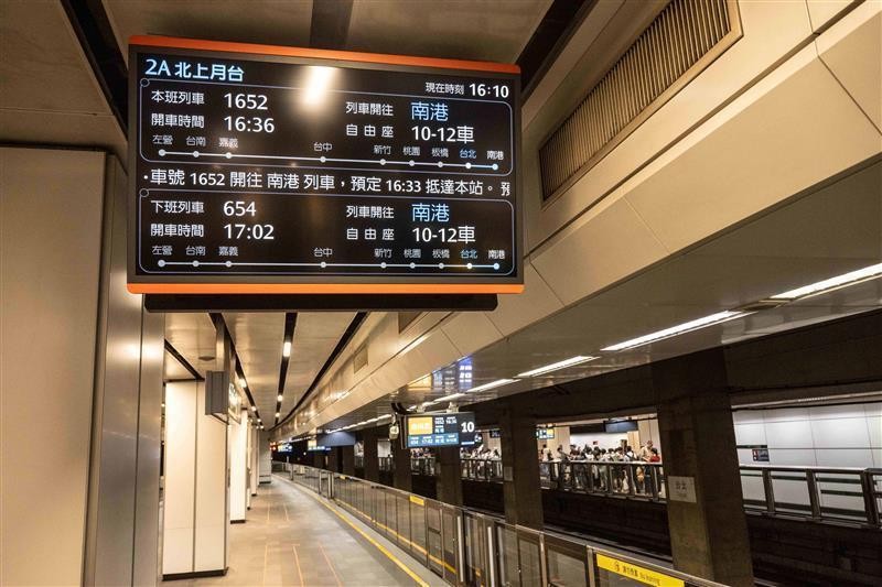 搭乘自由座的旅客可於抵達車站月台上的「旅客資訊顯示系統」，查看最近車次的自由座車廂配置位置。（台灣高鐵公司提供）