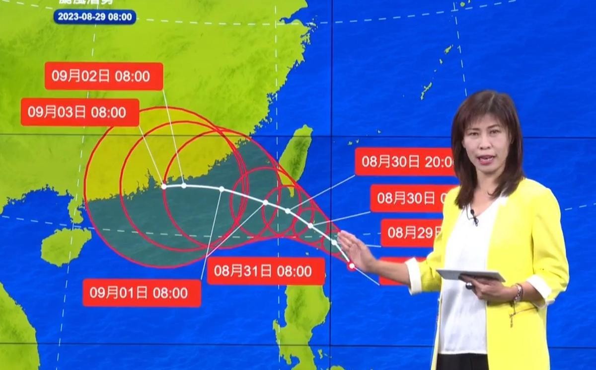 中央氣象局簡任技正伍婉華說明最新颱風、天氣情況。（翻攝自臉書@報天氣 - 中央氣象局）