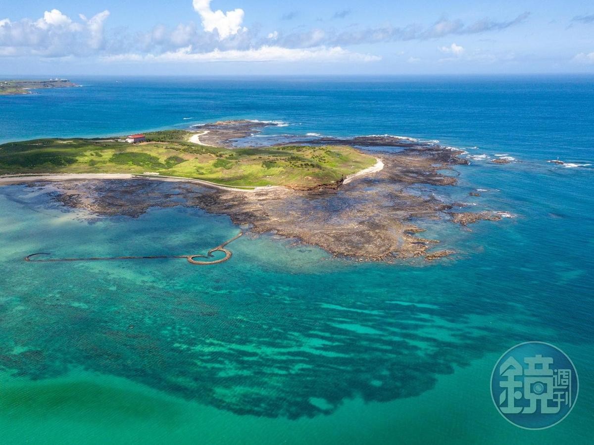 位在西嶼的石滬因為愛心形狀完整，且位置較好抵達，是澎湖主島的明星石滬。