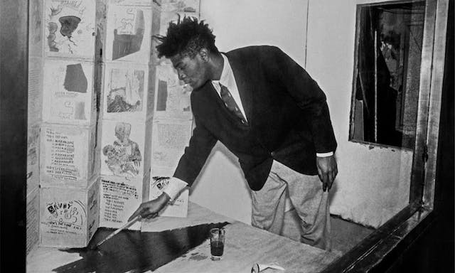 擊破主流藝術市場的盔甲：穿著ARMANI西裝塗鴉的Basquiat