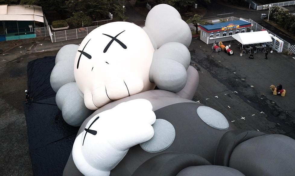 和懶洋洋的巨型公仔一起露營！《KAWS：HOLIDAY》第四站來到日本富士山