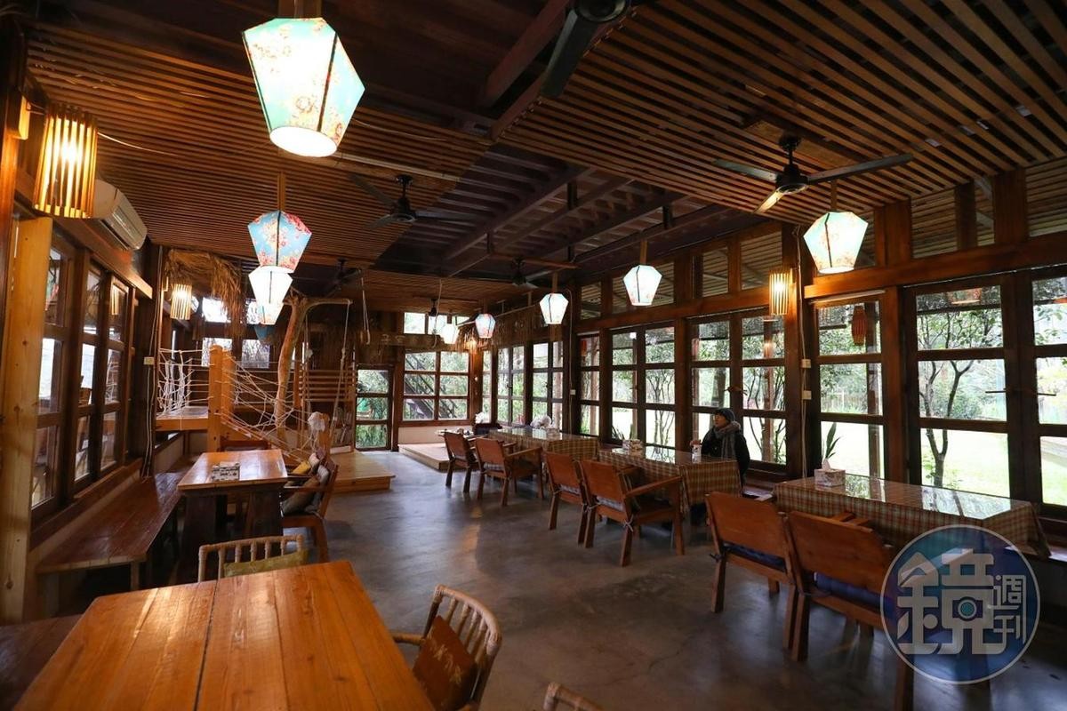旅客用早餐的餐廳空間，也是木造風格。