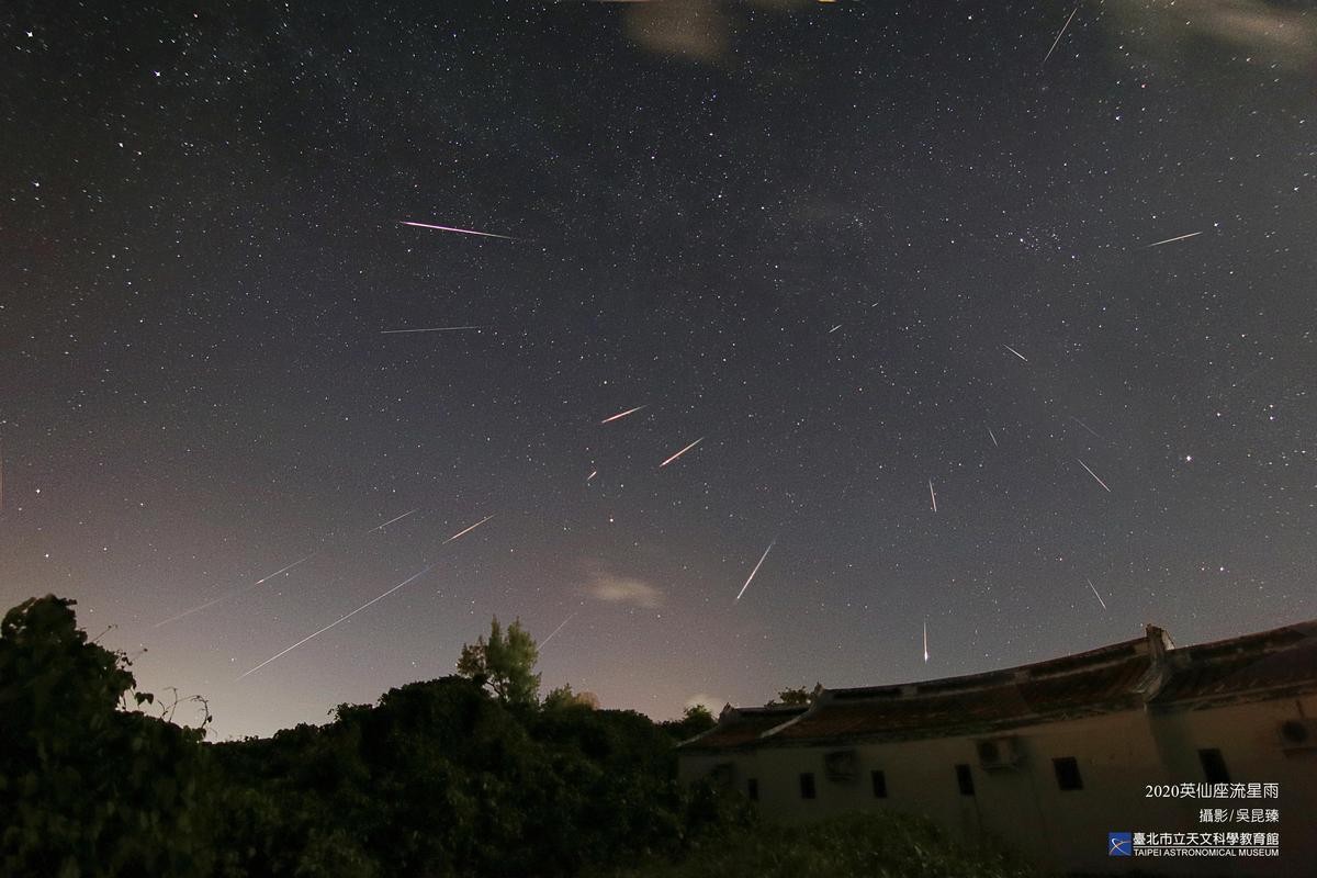 8月13日夜間還有英仙座流星雨極大天象，預計每小時天頂流星數（ZHR）可達到100顆。（台北市立天文館提供）