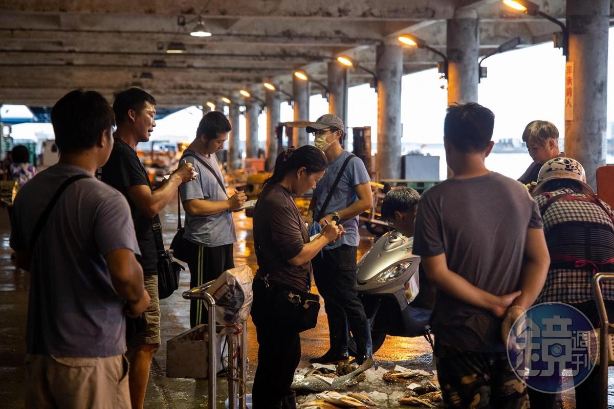 批發叫賣區域，漁販會將漁獲放於地上，供買者觀看其品質與鮮度。