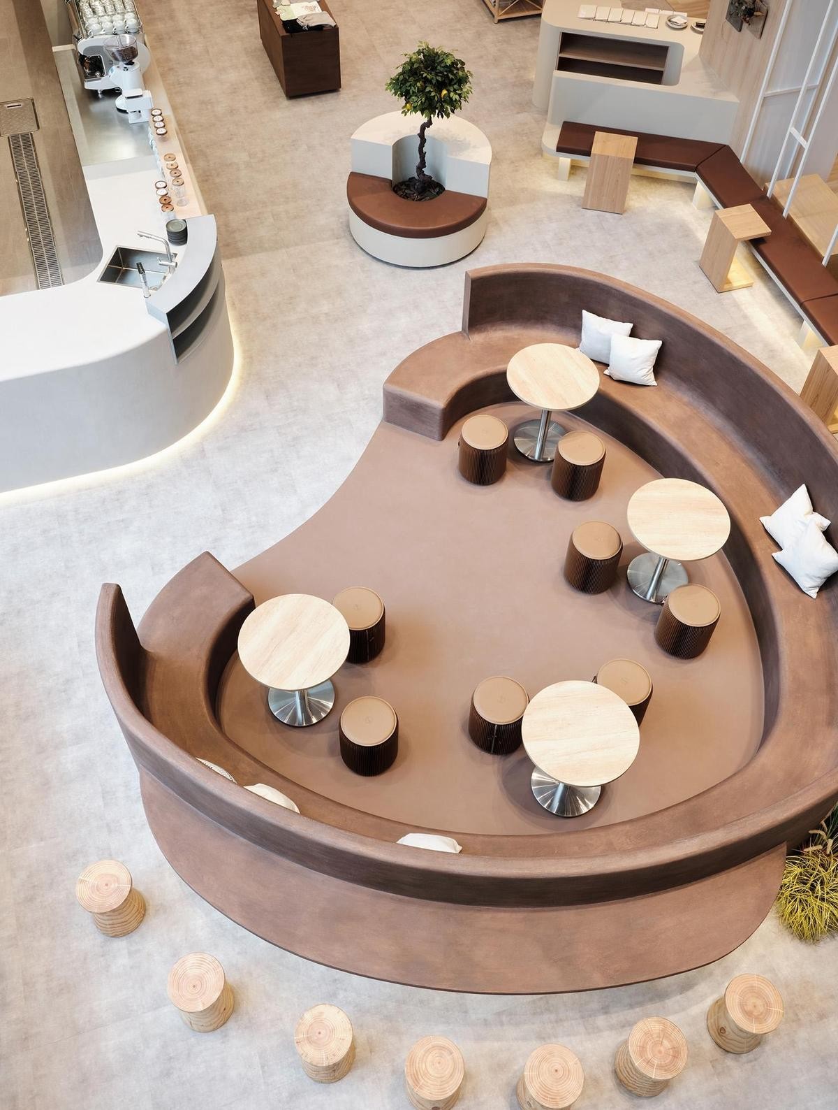 咖啡色系的流線型座位區，是勺日咖啡廳忠泰樂生活店的一大特色。（勺日提供）