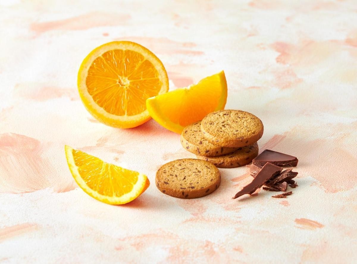 使用橙皮與柑橘果醬、高濃度巧克力製作的「柑橘巧克力脆餅」，香醇中帶著柑果香。（YOKU MOKU提供）