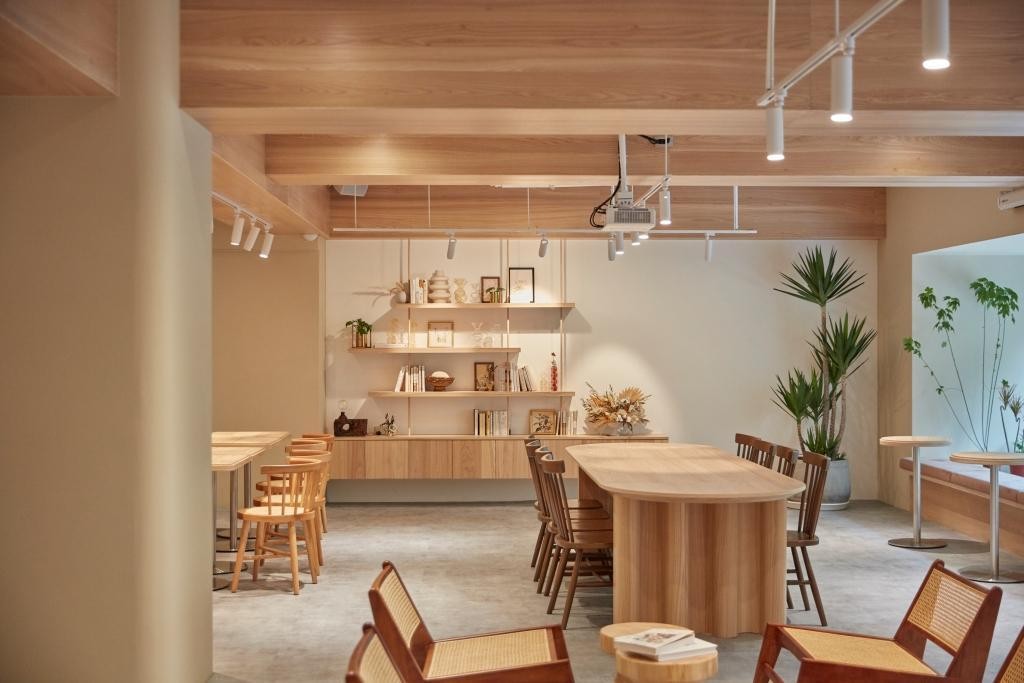 淺色木質家具與綠色植栽，構成勺日咖啡廳日好空間店的獨有舒適感。（勺日提供）