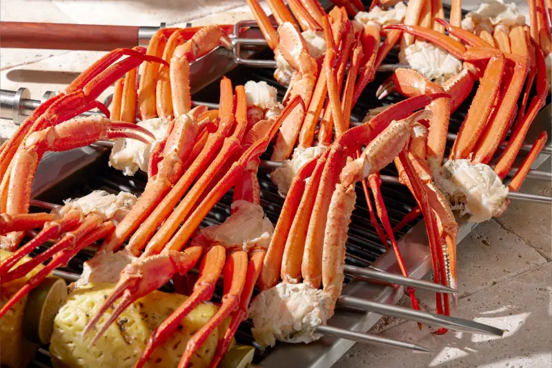 ▲爐烤區食材升級，限時加碼祭出火烤蒜香奶油松葉蟹，讓饕客可以在中秋節前夕享受燒烤派對的樂趣。（圖／寒舍艾美提供）