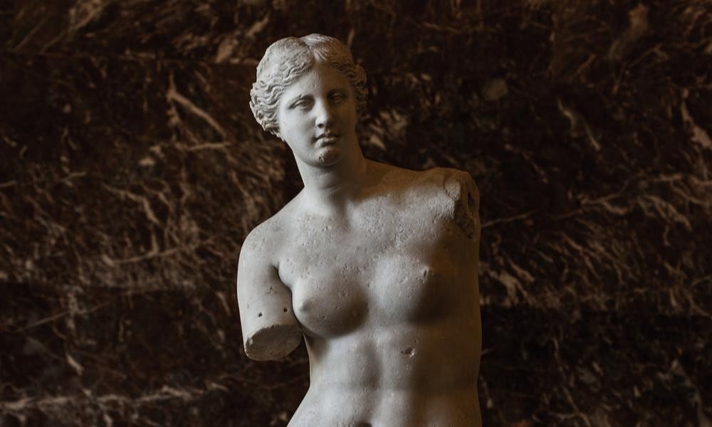 維納斯女神的雕塑那麼多，斷臂的這位為何特別紅？