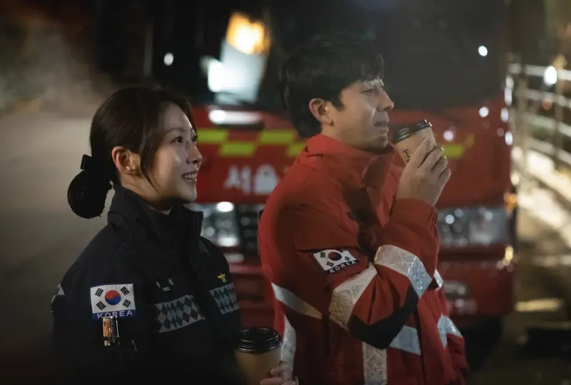 ▲孫浩俊（右）及孔升妍（左）在《災後調查日誌》中，分別飾演消防局隊員兼任火災調查官及消防署急救隊員。（圖／Disney+）