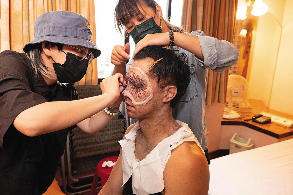 演員鄒承恩（中）的恐怖妝容由特殊化妝師王嘉瑩（左）打理。（華影提供）