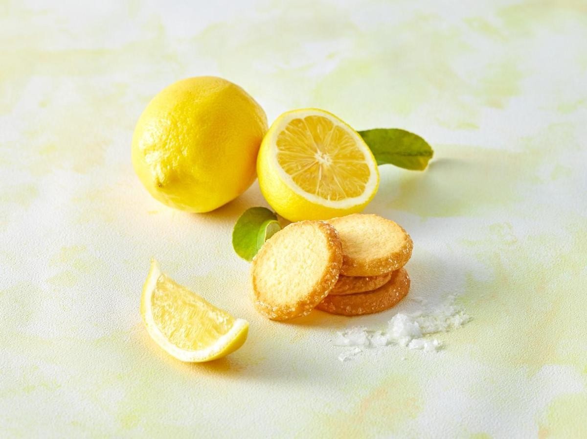 「鹽味檸檬脆餅」口感香鬆酥脆，帶著夏季感十足的酸爽氣息。（YOKU MOKU提供）