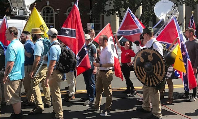 針線密縫下的政治隱喻：高舉旗幟的極右份子，不約而同穿上了卡其褲？
